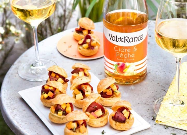 Petits choux fourrés au magret fumé, pêche et oignon confit et cidre rosé Pamplemousse