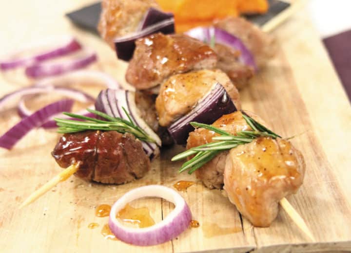 Brochettes de porc marinées au cidre et au romarin et cidre bio