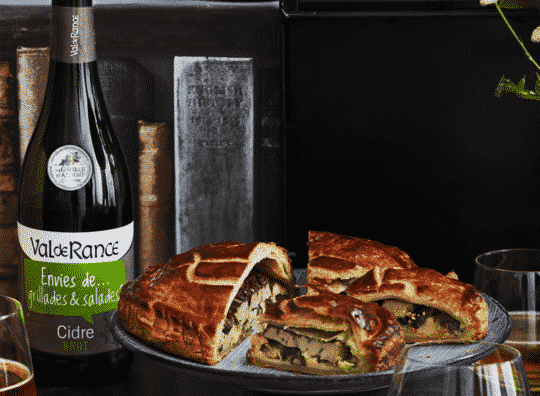 Galette des rois salée à la crème de panais, champignons shiitaké, foie gras et airelles et cidre brut