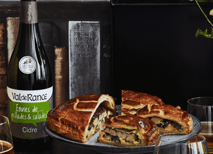 Galette des rois salée à la crème de panais, champignons shiitaké, foie gras et airelles et cidre brut