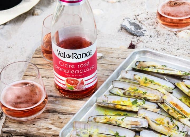 Couteaux grillés aux herbes et au curcuma et cidre rosé pamplemousse