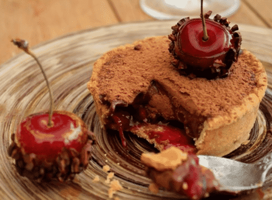 Tartelette au chocolat, cerises aux épices de chouchen et cidre Poire Envies de...