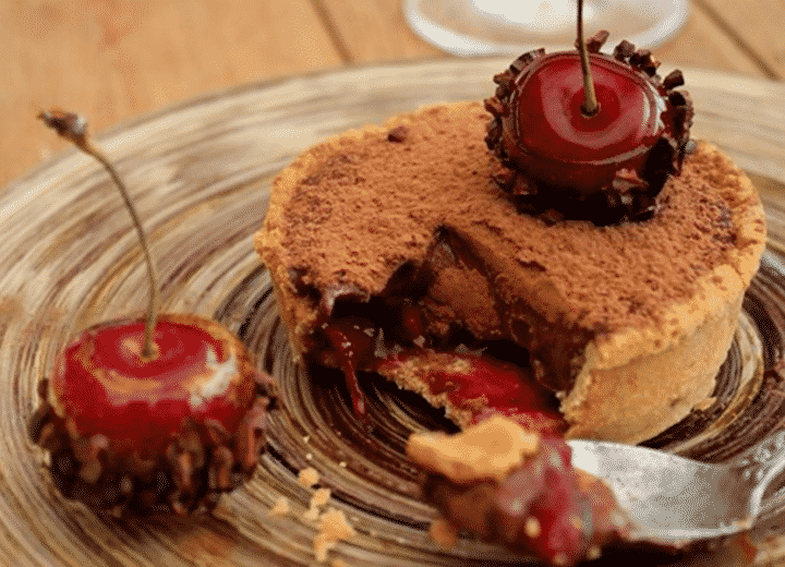 Tartelette au chocolat, cerises aux épices de chouchen et cidre Poire Envies de...