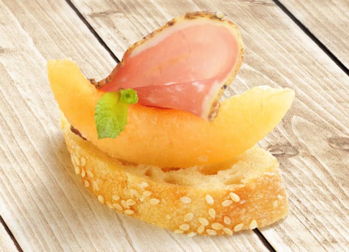 Toast melon et jambon italien et cidre rosé Pamplemousse