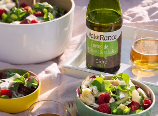 Salade gourmande au canard, framboise et fromage frais et cidre brut