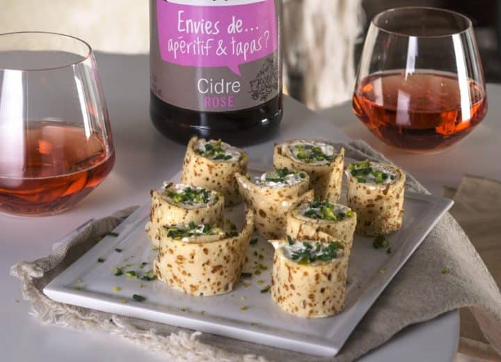 Roulés de crêpes au fromage frais et pistaches façon makis et cidre rosé